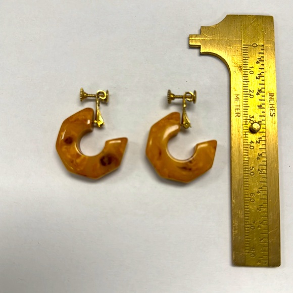 Vintage US Patent Number 3.176.475 Gold Tone Amber Screw Back Hoop Earrings - Picture 14 of 16